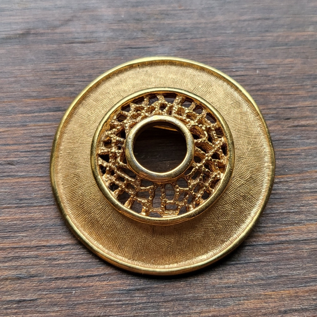 Vintage Hedy Goldtone Circle Brooch